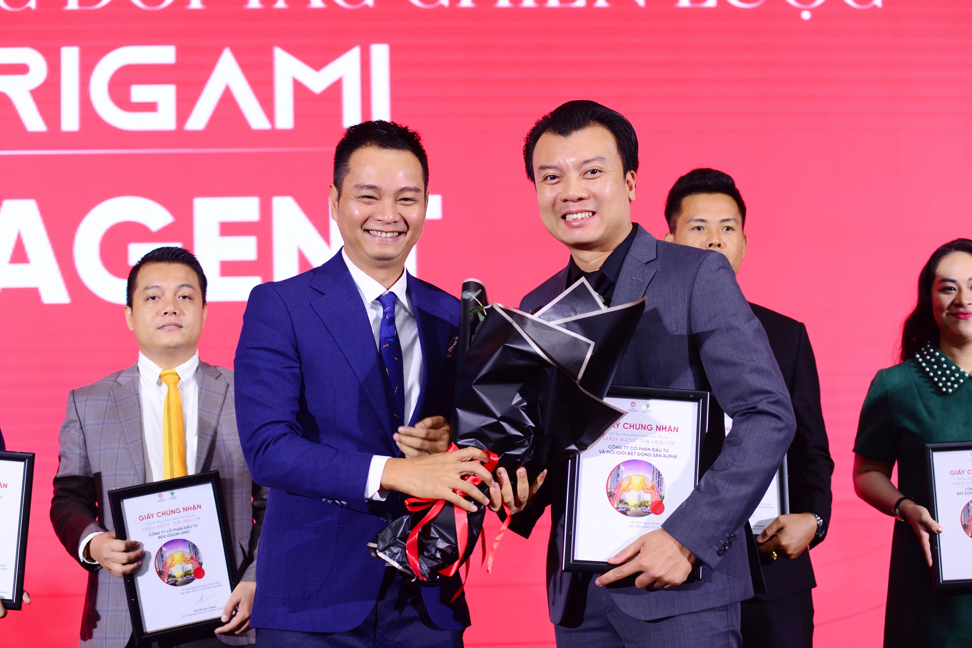 Ông Nguyễn Đức Quang - Phó Tổng giám đốc Kinh Doanh và Marketing của Vinhomes trao hoa cho Ông Hoàng Liên Sơn - Tổng giám đốc Alpha Real
