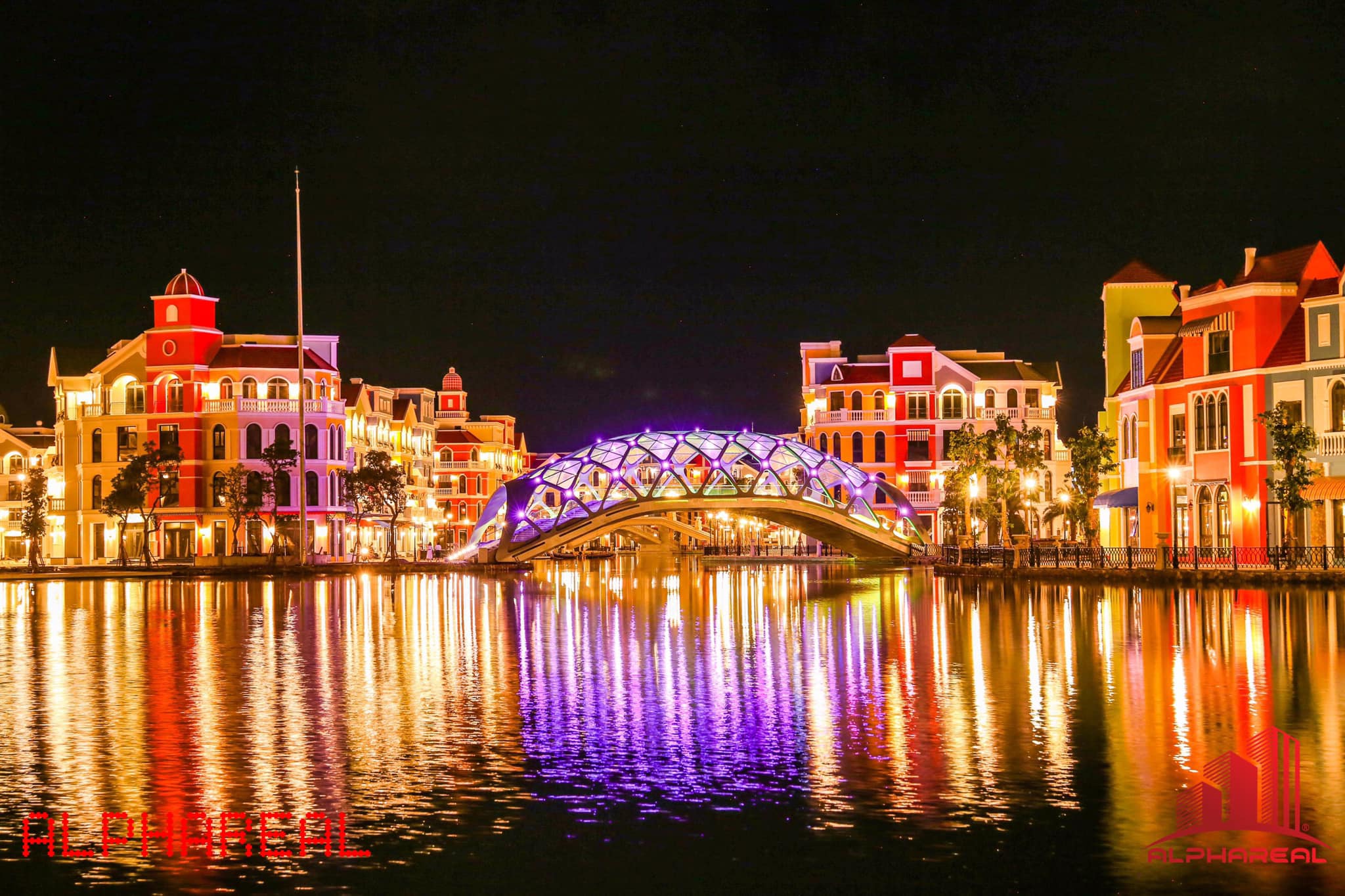 Grand World Phú Quốc rực rỡ ánh đèn vào ban đêm, thắp sáng nền kinh tế đêm Việt Nam