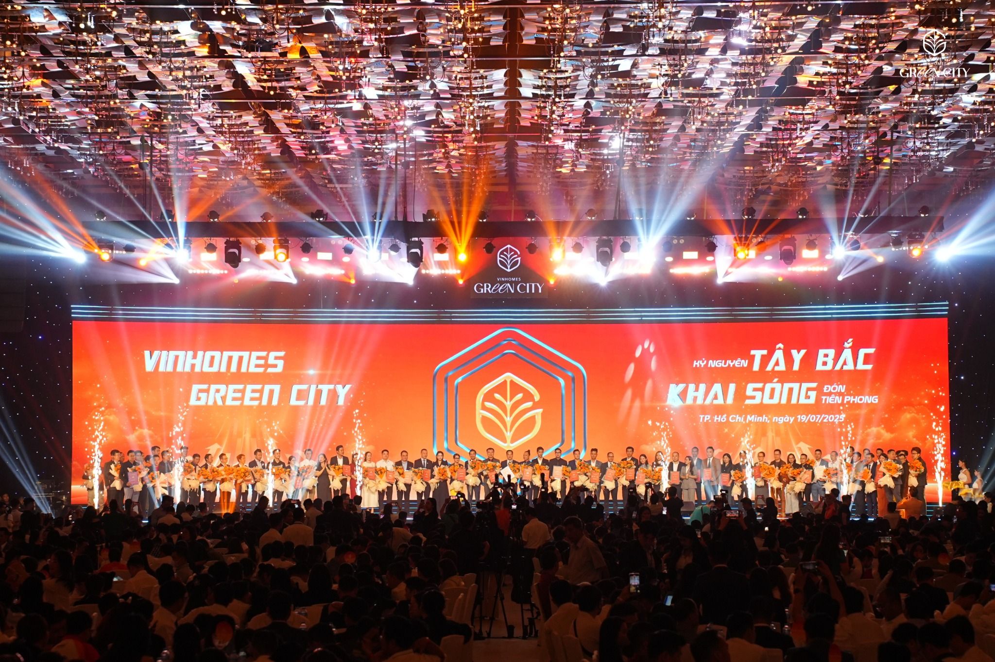 Tại sự kiện “Kỷ nguyên Tây Bắc – Khai sóng đón tiên phong” diễn ra sáng 19/7, đại diện chủ đầu tư cho biết toàn bộ số lượng sản phẩm áp dụng chính sách VIN32 trong dự án Vinhomes Green City đã được giao dịch thành công.