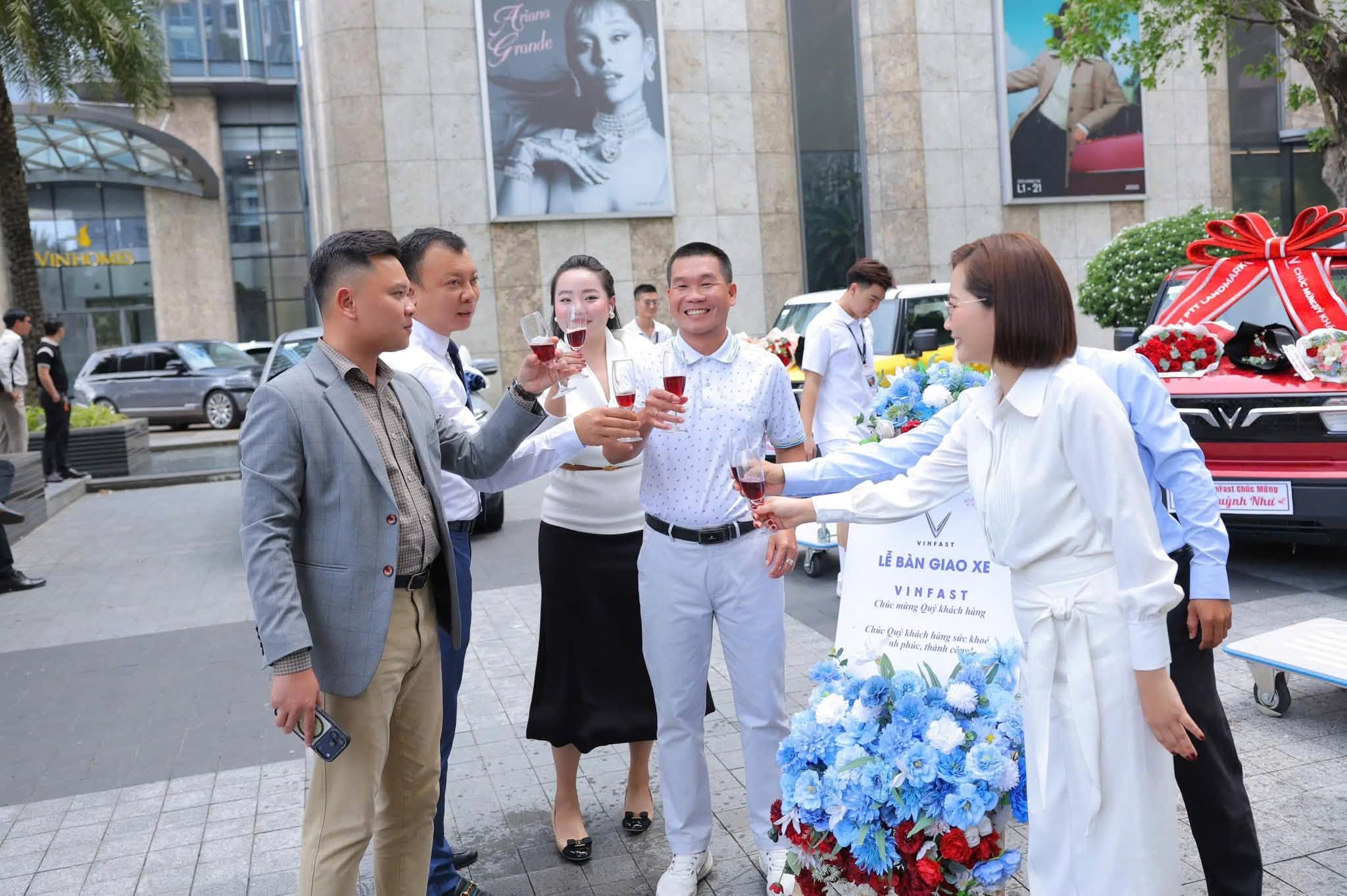 Ông Nguyễn Thanh Tâm – Giám đốc Vinhomes và ông Hoàng Liên Sơn – Tổng giám đốc AlphaReal nâng ly chúc mừng các nhân sự nhận giải.